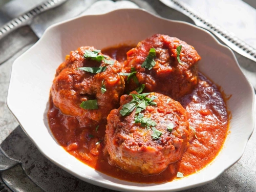 PORK SHOULDER WITH TOMATO SAUCE WITH BASIL