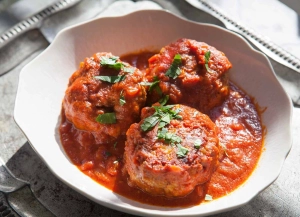PORK SHOULDER WITH TOMATO SAUCE WITH BASIL